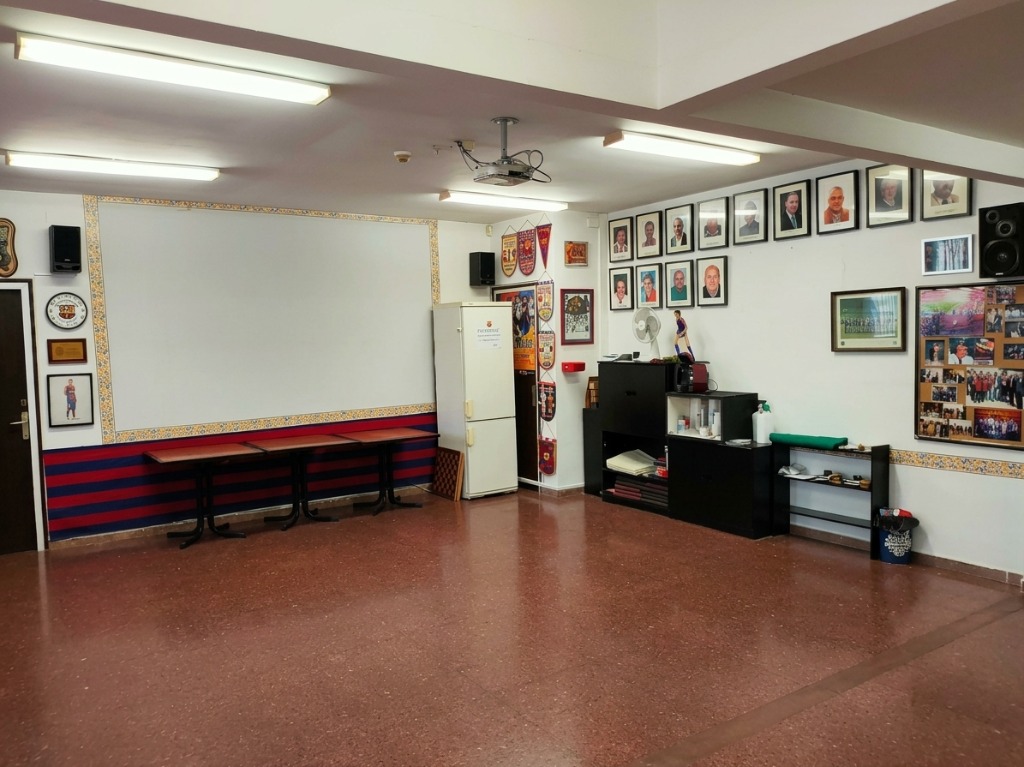 Sala principal del local social de la Penya Barcelonista Vilassar de Mar amb la pantalla gegant HD